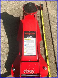 SNAP ON TOOLS FJ300 3-Ton Heavy Duty Floor Jack (Red) Nearly 2' Lifting Height